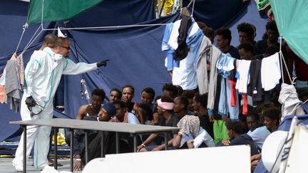 Des migrants érythréens secourus en Méditerranée à bord du 'Diciotti', dans le port sicilien de Catane, le 23 août 2018. (GIOVANNI ISOLINO / AFP)