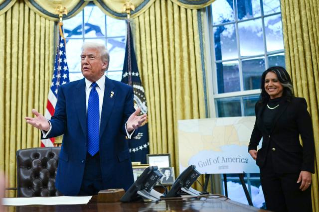 Donald Trump aux côtés de Tulsi Gabbard, sa nouvelle directrice du renseignement national, le 11 février 2025