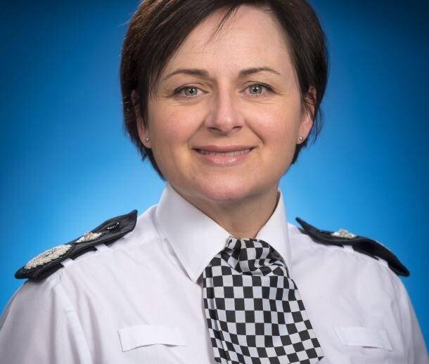 Louisa Rolfe, Commissaire adjointe.