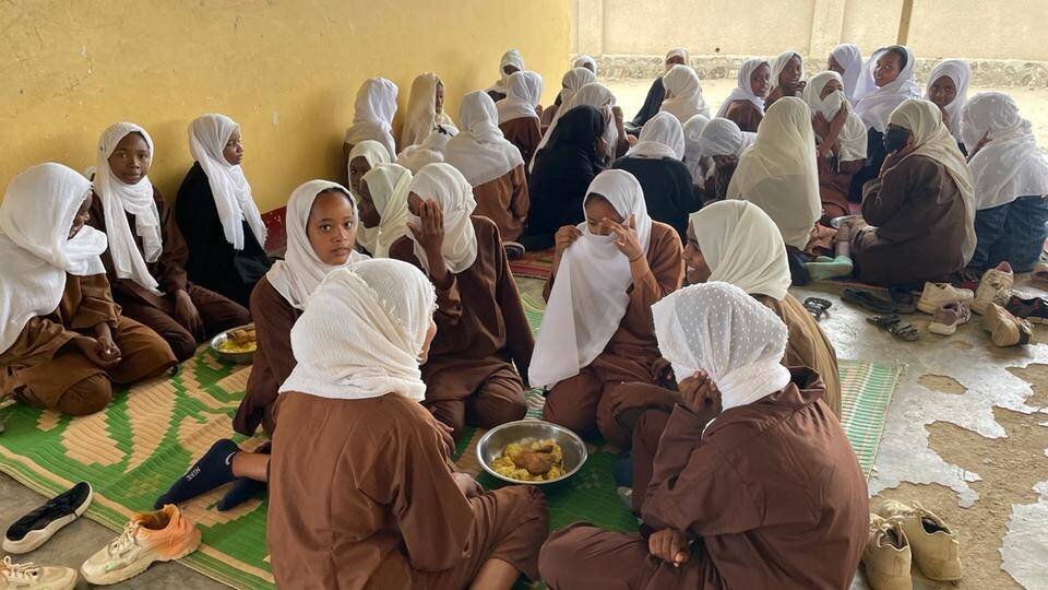 Repas à l'école, souvent la seule nourriture des filles