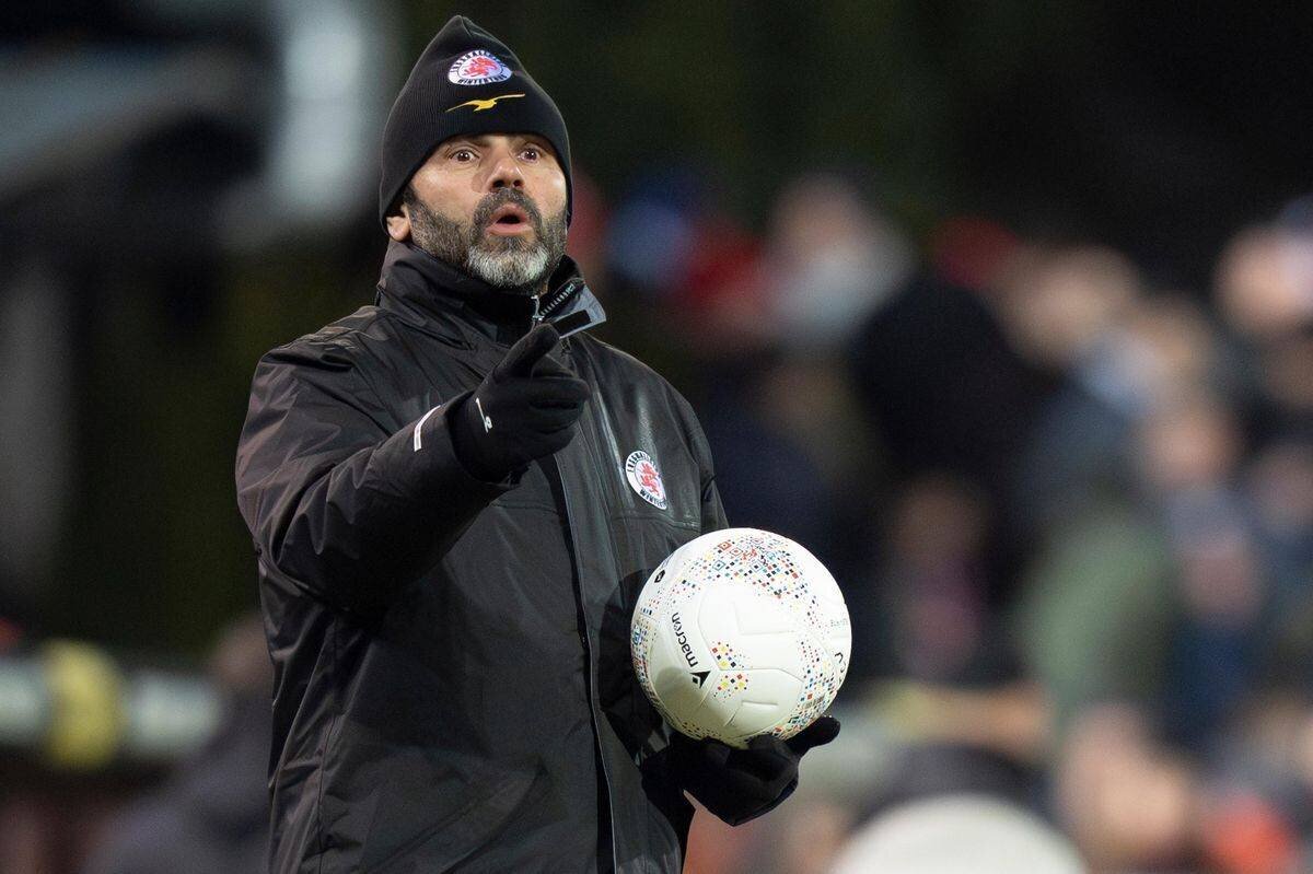 Uli Forte donne des instructions lors d'un match.