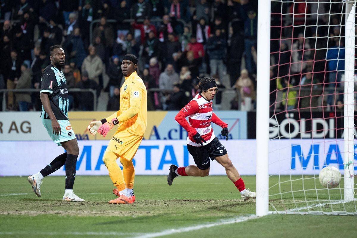 Nishan Burkart célèbre un but contre St. Gallen.