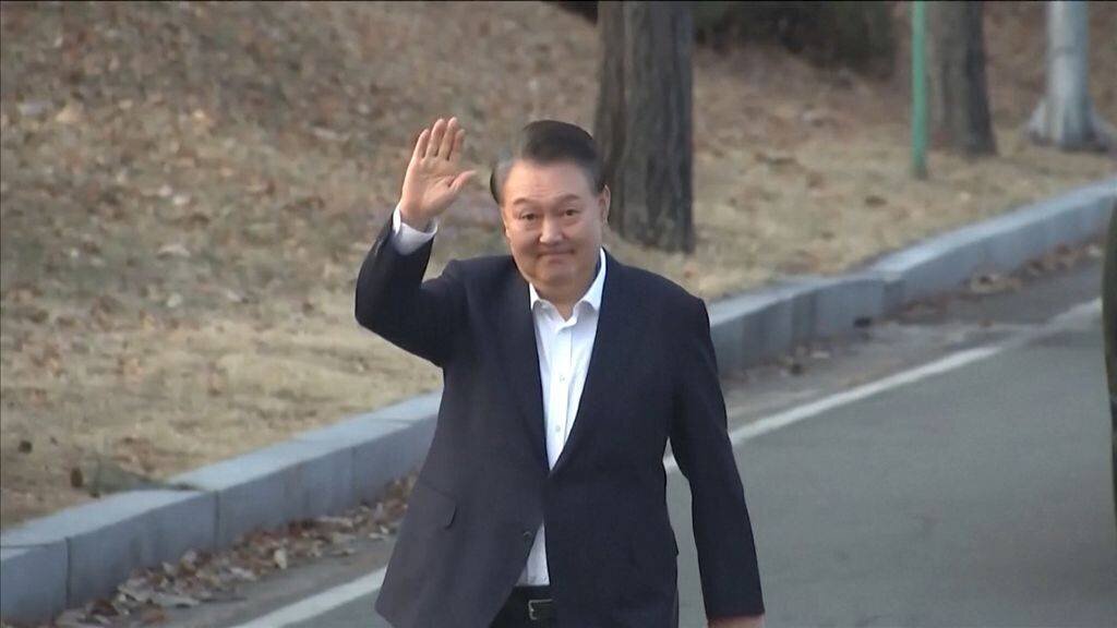 Supporters de Yoon Suk-yeol accueillant leur leader après sa libération.