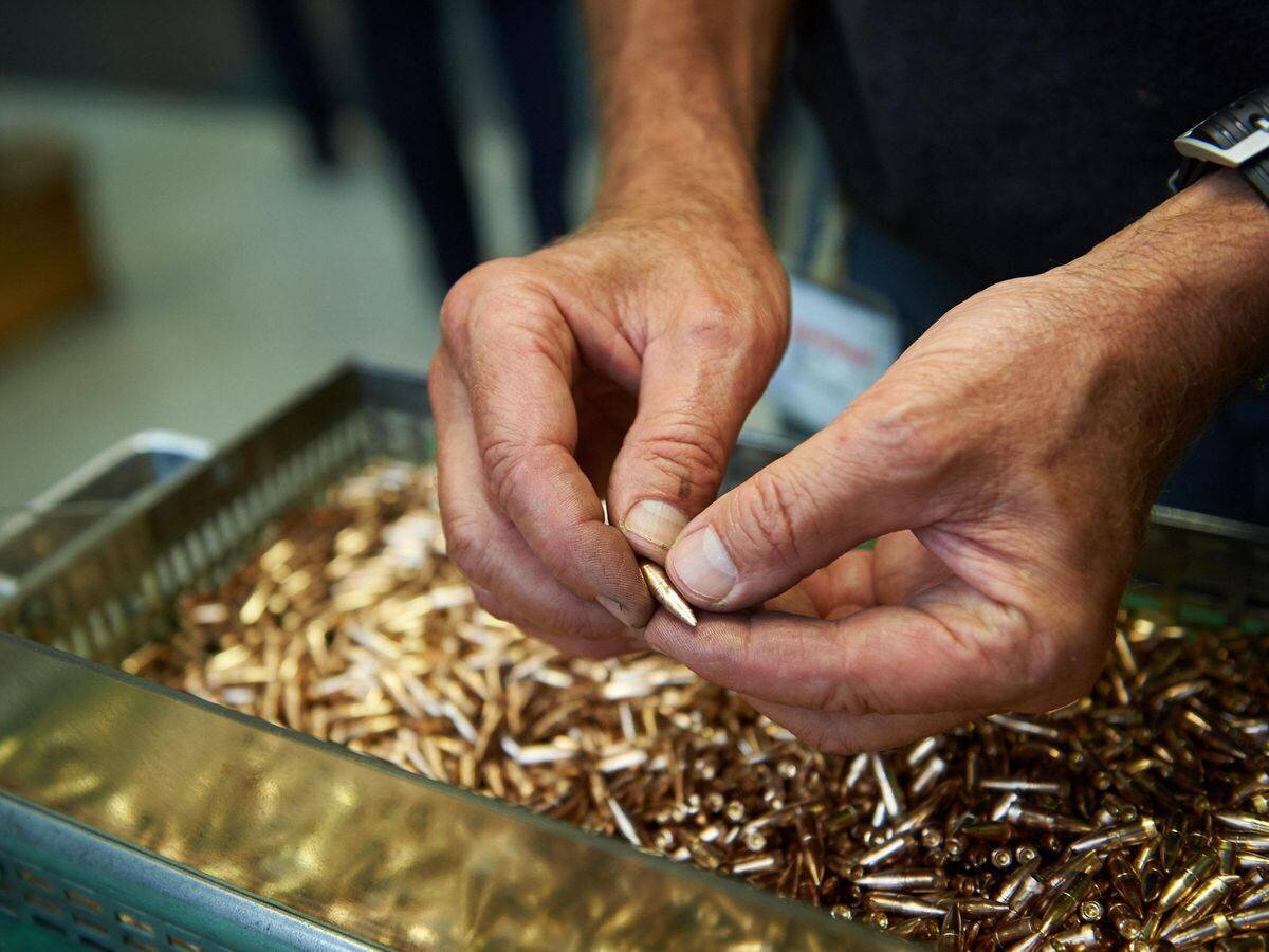 Inspection de munitions chez Ruag Ammotec à Thun.
