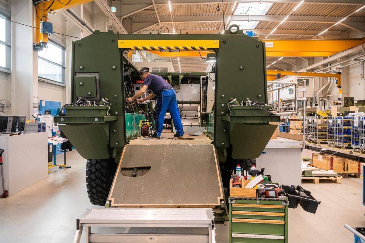 Un employé assemble un obusier 16 dans l'usine de General Dynamics-Mowag à Tägerwilen.