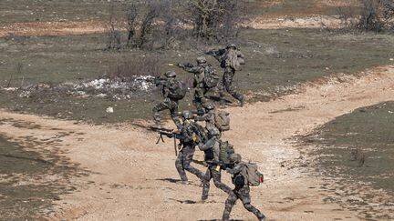 Des soldats français s'entrainent dans le camp militaire de Canjuers (Var), le 4 mars 2025. (MIGUEL MEDINA / AFP)