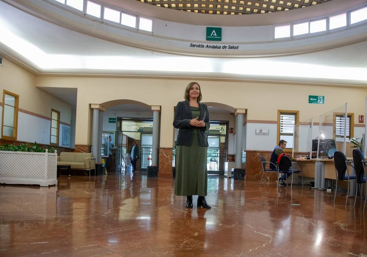 La doctora cordobesa, en la planta de entrada a la sede central del SAS en Sevilla