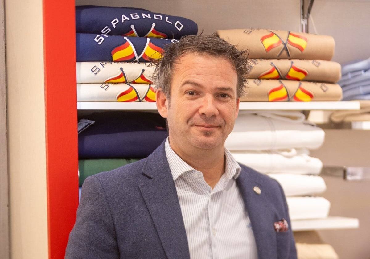 Israel Lamparero, CEO de Spagnolo, posa en une de las tiendas de esta firma textil