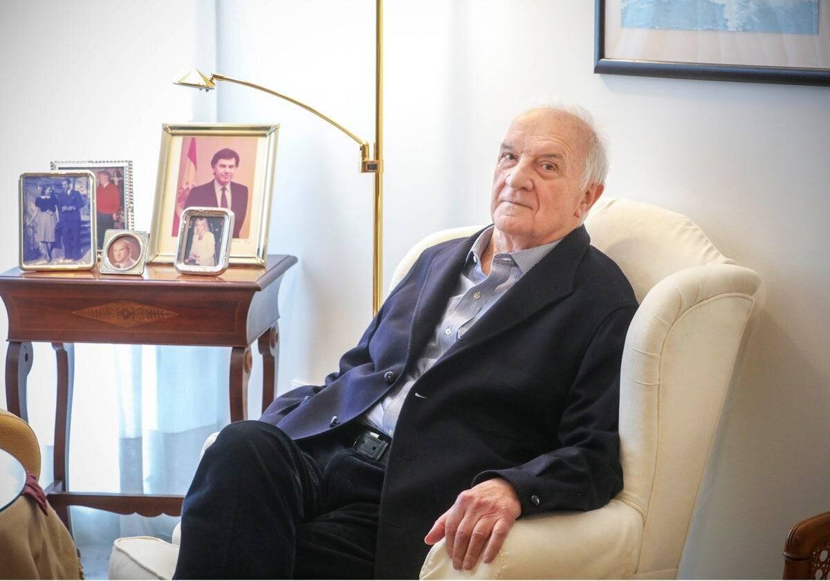 Miguel Rodríguez-Piñero chez lui à Séville. Felipe González lui a dédié cette photo à ses deux fils.