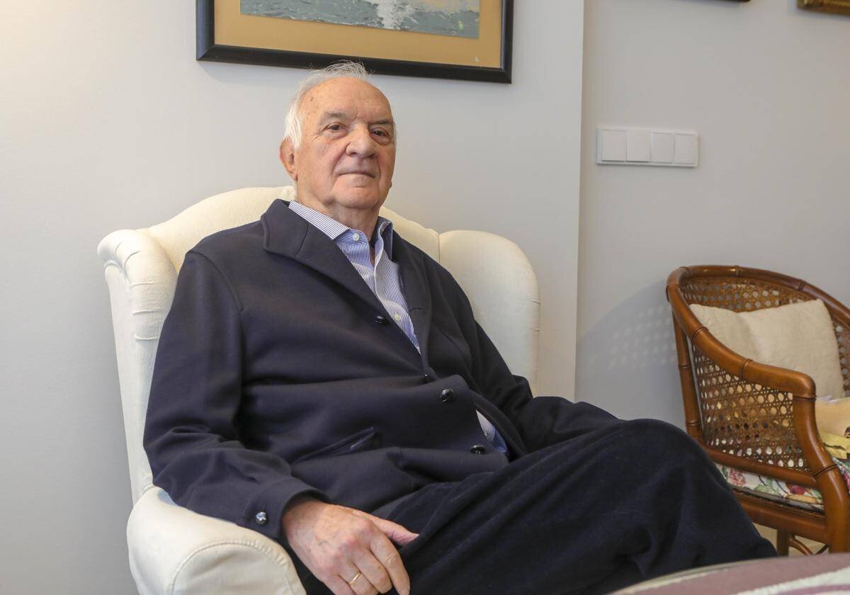 Miguel Rodríguez Piñero dans son salon à Séville