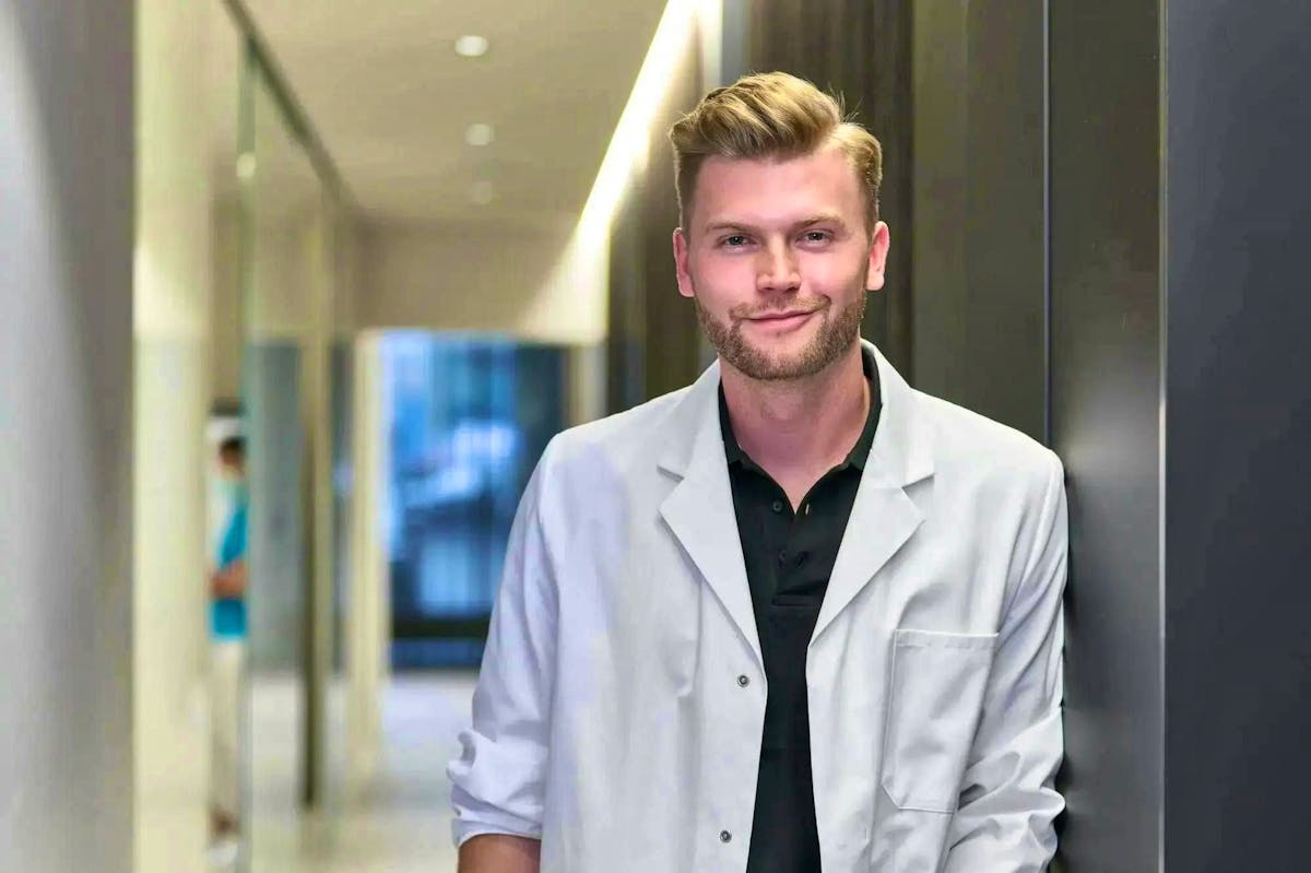 Dr. Malte Schmelter, dermatologue.