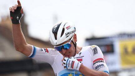 Le Belge Tim Merlier a remporté la première étape de Paris-Nice, le 9 mars 2025, au Perray-en-Yvelines. (ANNE-CHRISTINE POUJOULAT / AFP)