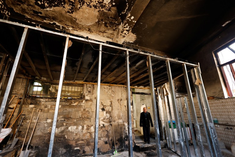 Les dégâts à l'intérieur de la mosquée