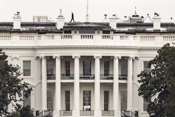Un agent du Secret Service sur le toit de la Maison Blanche à Washington, DC, USA.