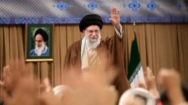 Khamenei critique les gouvernements dominateurs