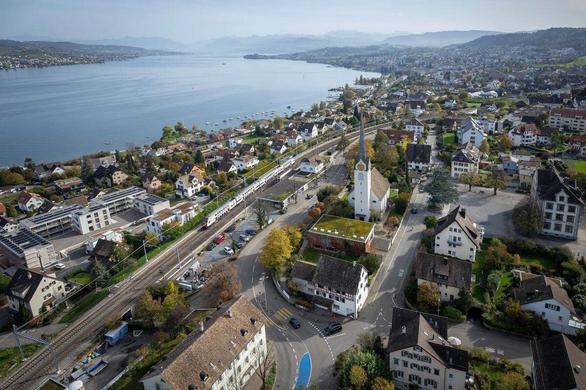Vue aérienne du centre d'Oberrieden avec un aperçu de l'église réformée et du lac de Zurich en arrière-plan. Photo de Michael Trost.