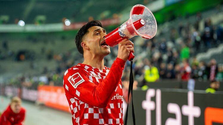 Der Mann mit dem Megafon.