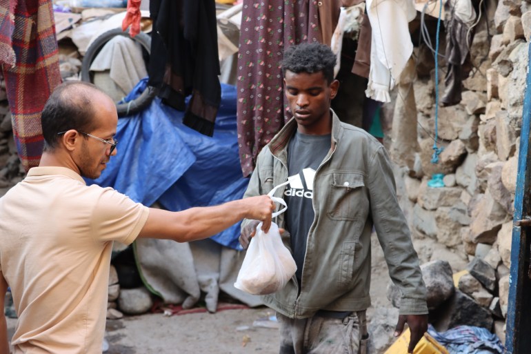 Un Yéménite reçoit un repas dans le cadre d'une initiative de jeunes à Taiz