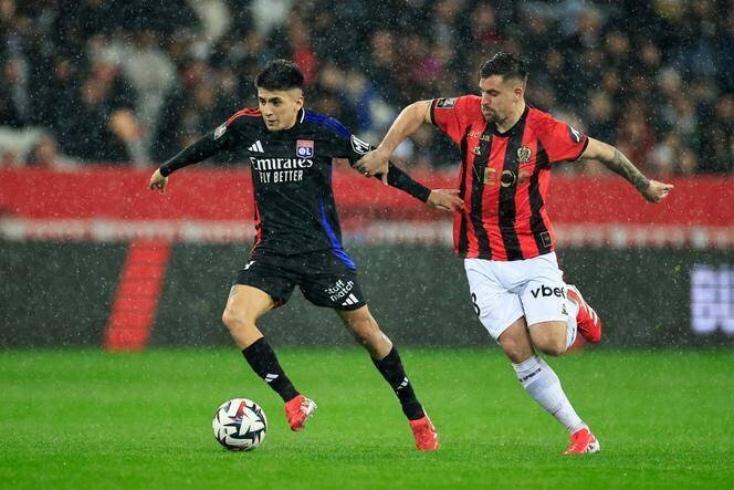 Le Lyonnais Thiago Ezequiel Almada, ici lors d’un duel avec le Niçois Baptiste Santamaria, fut passeur décisif à deux reprises contre Nice, au stade Allianz Riviera, le 9 mars 2025.