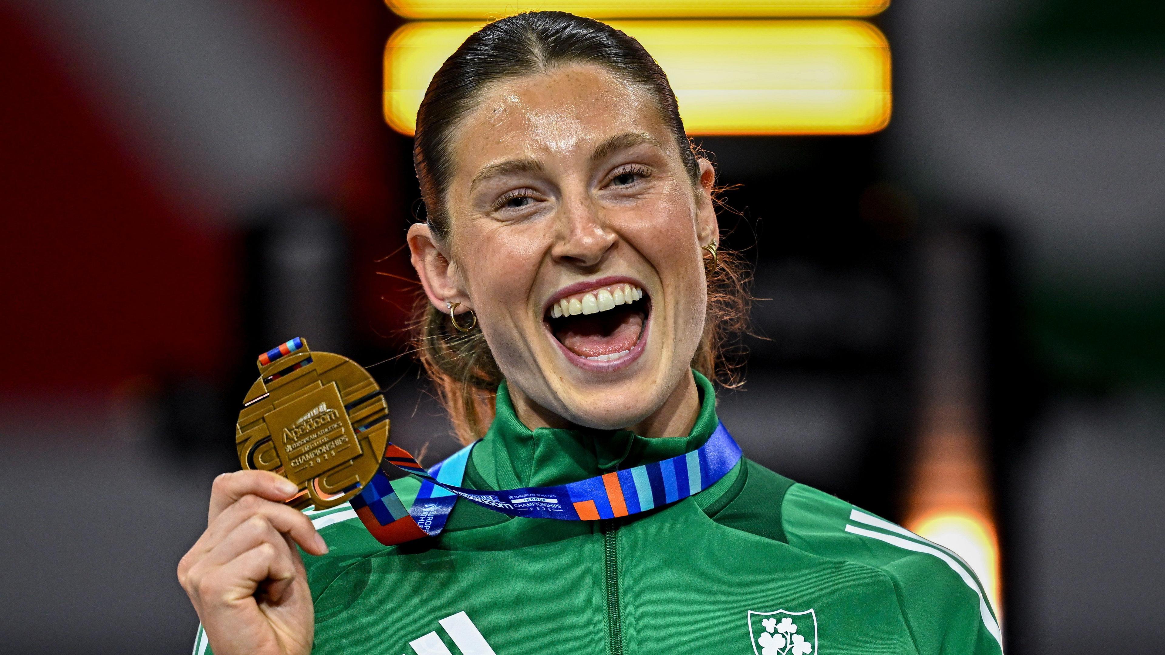 Kate O'Connor célèbre avec sa médaille de bronze