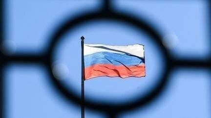 Un drapeau russe flotte à Moscou, le 15 avril 2019. (KIRILL KUDRYAVTSEV / AFP)