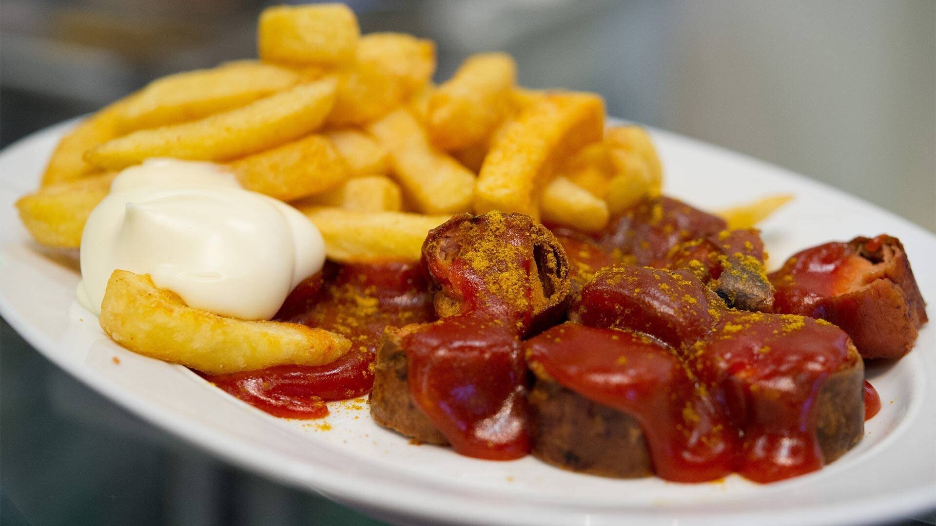 Currywurst mit Pommes | picture alliance / dpa Themendie Currywurst mit Pommes