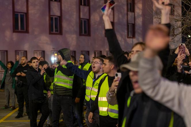 Des étudiants bloquant le bâtiment du radiodiffuseur public RTS s’adressent à la police lors d’un affrontement dans le centre de Belgrade, en Serbie, le 10 mars 2025.