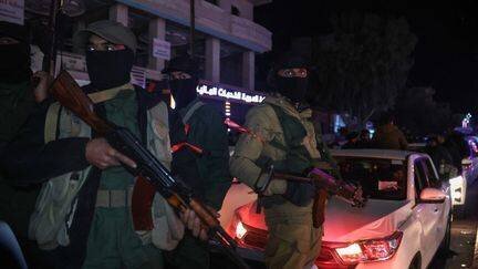 Les forces de sécurité syriennes se sont déployées massivement dans le cœur alaouite sur la côte méditerranéenne du pays, après qu'une ONG a rapporté le massacre des centaines de civils. (OMAR HAJ KADOUR / AFP)