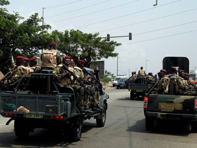 Des soldats de la garde présidentielle de la Côte d'Ivoire patrouillent au port d'Abidjan.