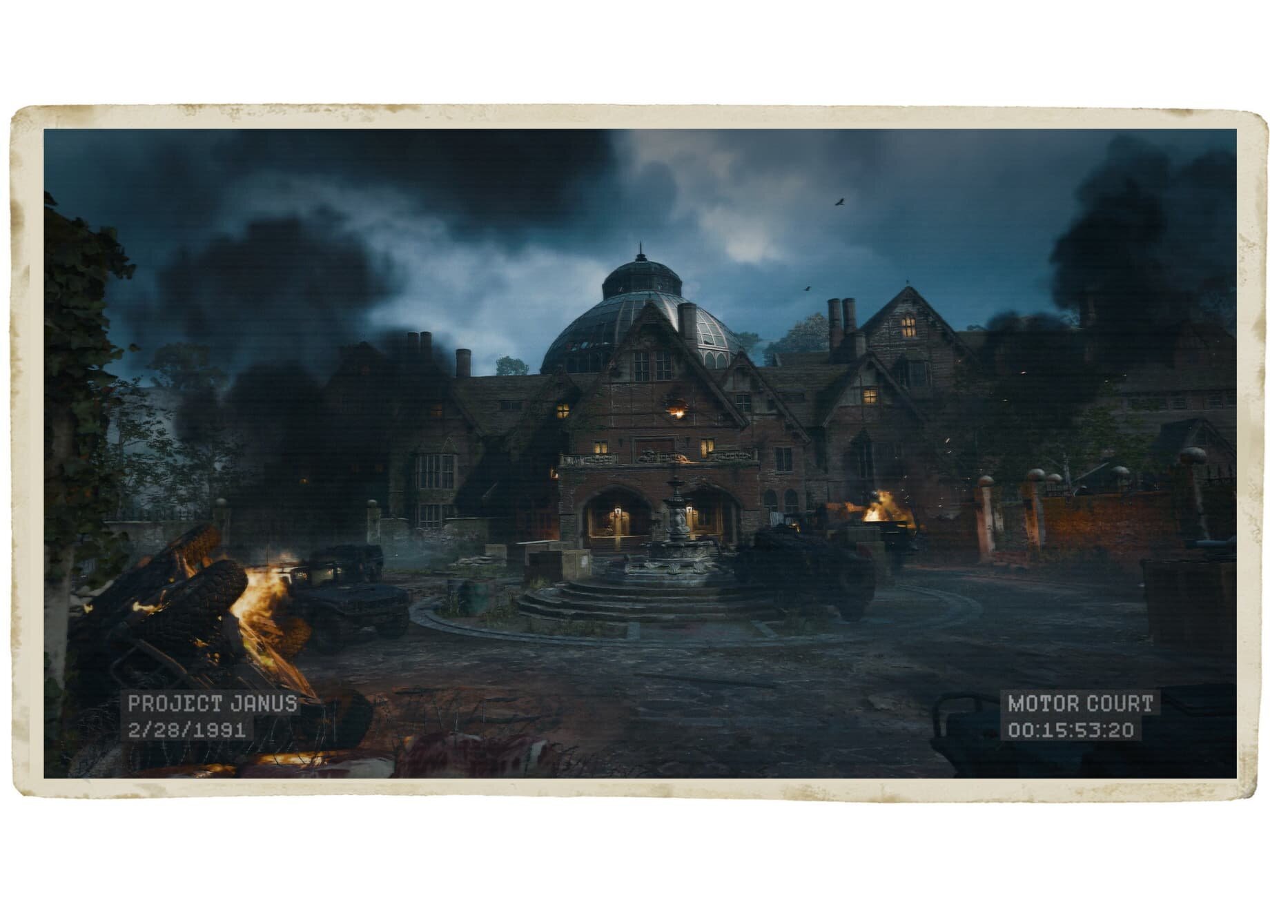 Un manoir délabré avec des tas de débris enflammés devant lui contre un ciel nocturne enfumé.