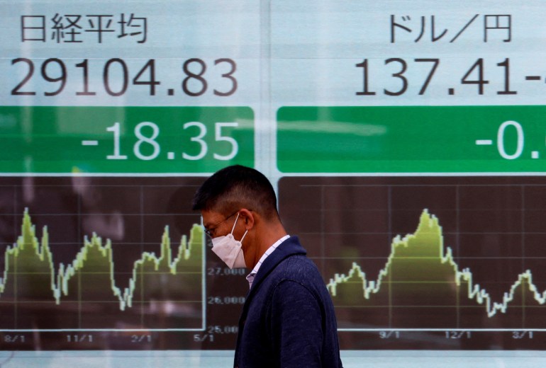 Écran à Tokyo affichant le déclin de l'indice Nikkei