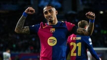 Le Barcelonais Raphinha célèbre son but en huitième de finale retour de Ligue des champions face à Benfica, le 11 mars 2025. (AFP)