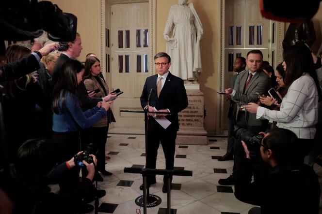 Le président de la Chambre des représentants, le républicain Mike Johnson, lors d’une conférence de presse au Capitole, à Washington, le 11 mars 2025.