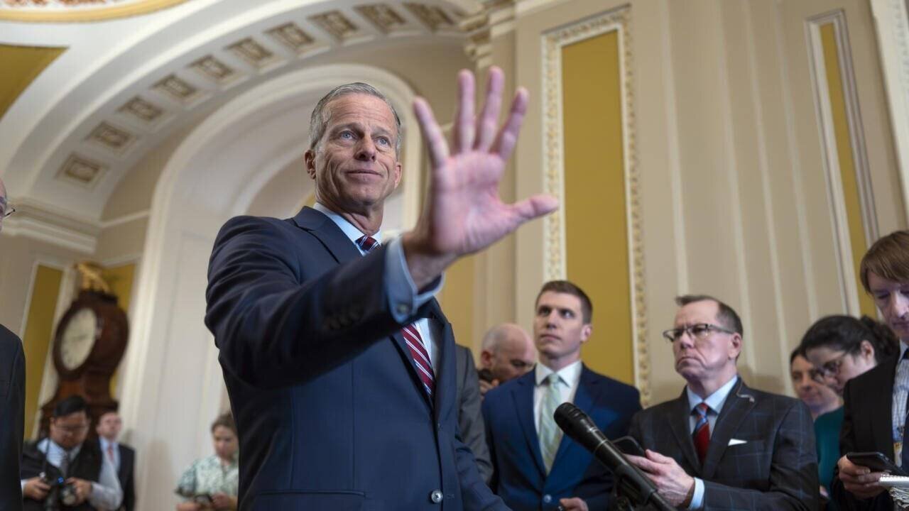 Le leader de la majorité au Sénat, John Thune, s'adresse aux journalistes alors que les républicains tentent d'adopter un projet de loi de dépenses provisoire.