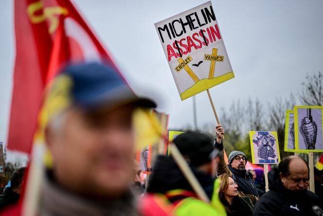 Des salariés du fabricant de pneumatiques Michelin manifestent après l’annonce de la direction de fermer, début 2026, les usines de Cholet et de Vannes, à Clermont-Ferrand, le 13 novembre 2024.