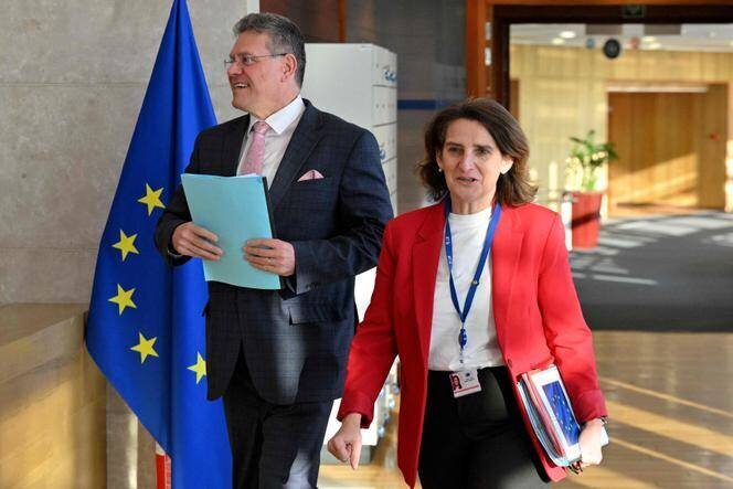 La vice-présidente exécutive de la Commission européenne Teresa Ribera et le commissaire Maros Sefcovic à Bruxelles, le 5 mars 2025.
