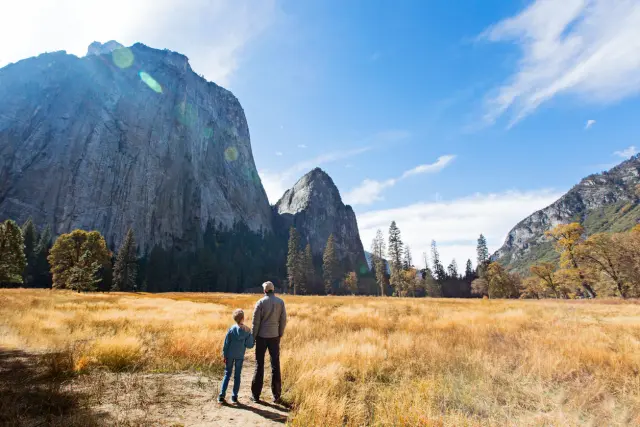 Père et fils en excursion dans la nature.