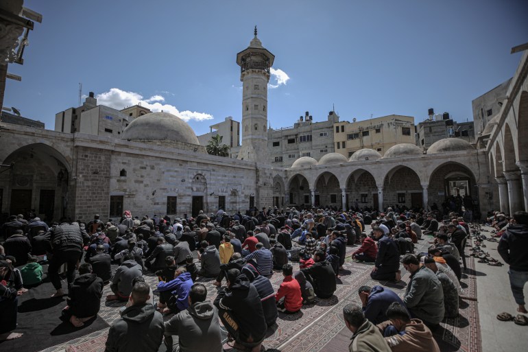 Musulmans priant à la mosquée Sayyid al-Hashim à Gaza