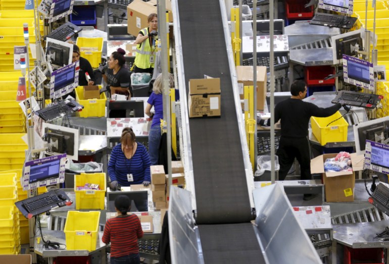 Travailleurs préparant des commandes pour des clients au centre de distribution Amazon à Tracy, Californie, 29 novembre 2015.