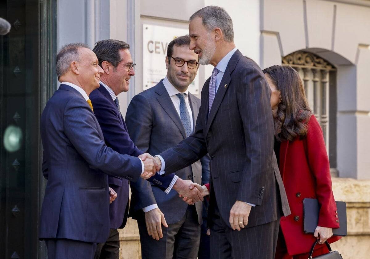 Les présidents des patronales CEV et CEOE, Salvador Navarro et Antonio Garamendi, saluent les Rois Felipe et Letizia à Valence.