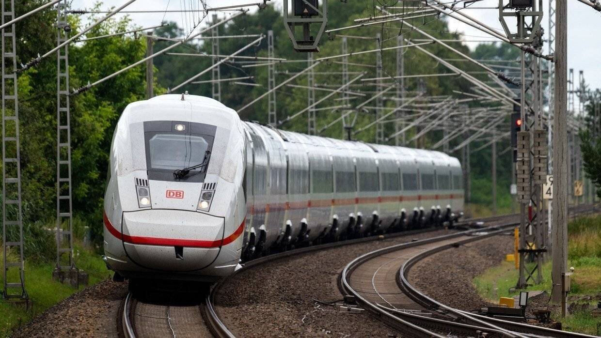 Un ICE-Fernzug sur la ligne rapide entre Berlin et Hambourg.