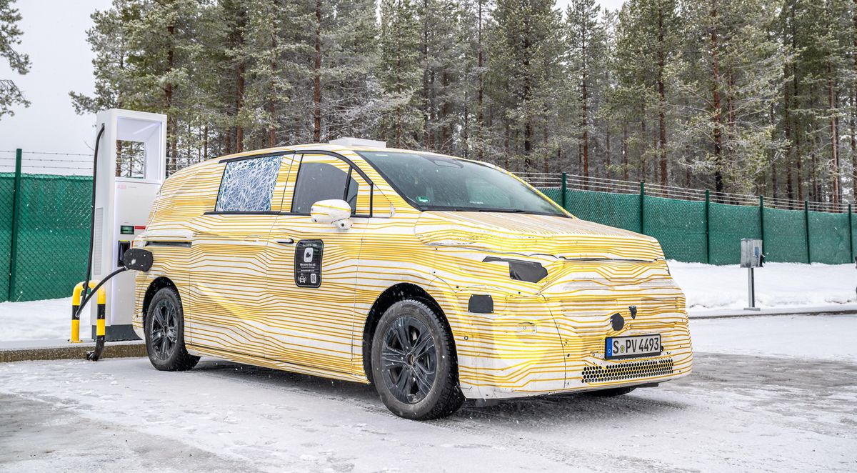 Mercedes-Benz Grossraumlimousine en test avec une station de recharge.