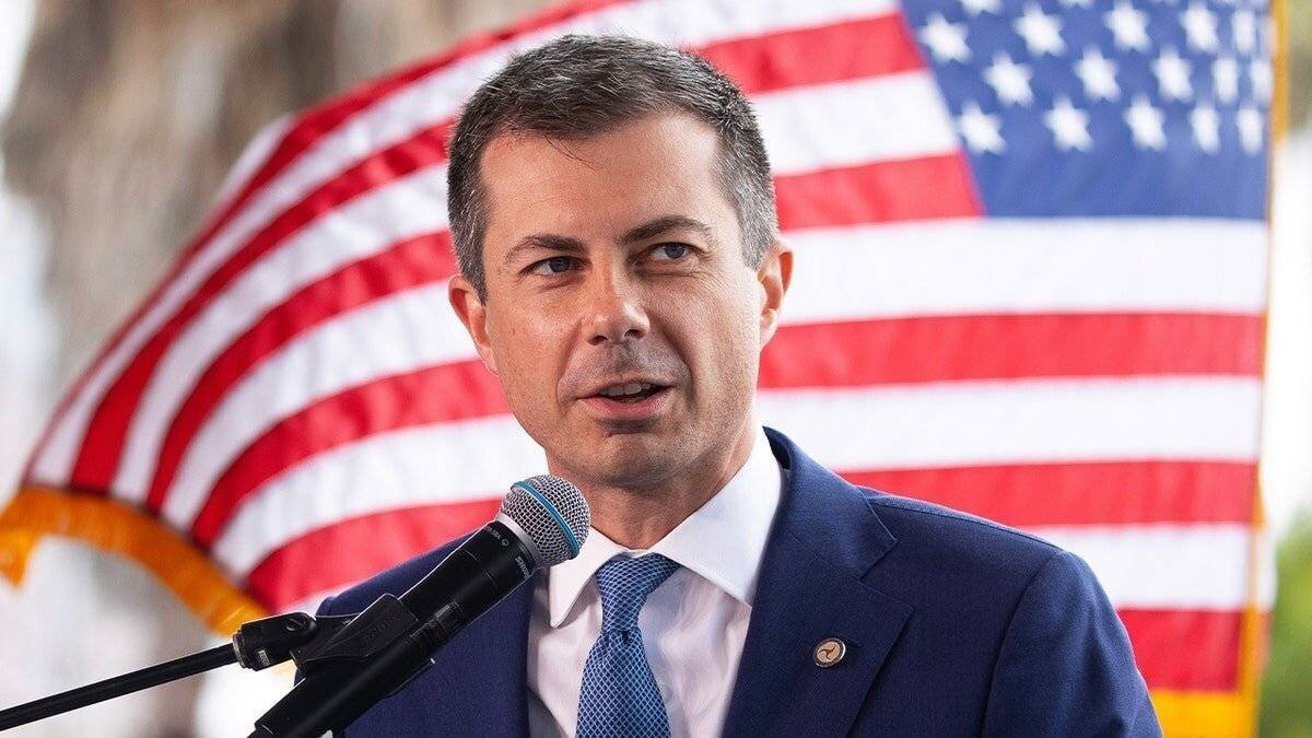 Pete Buttigieg lors d'une conférence de presse à Long Beach, Californie, le 18 juillet 2024.