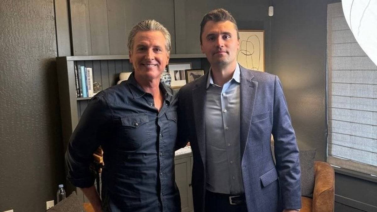 Gavin Newsom avec Charlie Kirk dans le podcast 'This is Gavin Newsom'.