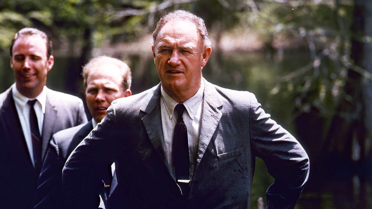 Gene Hackman dans une scène de film classique.