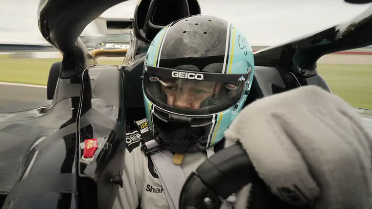 Brad Pitt devient pilote professionnel dans la bande-annonce de « F1 », attendue le 25 juin au cinéma.