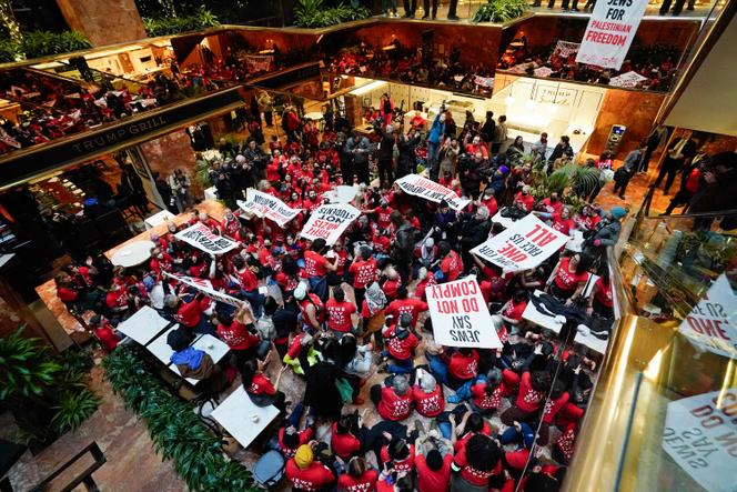 Des manifestants de l’organisation de défense des droits de l’homme Jewish Voice for Peace organisent une action de désobéissance civile à l’intérieur de la Trump Tower, à New York, le 13 mars 2025.