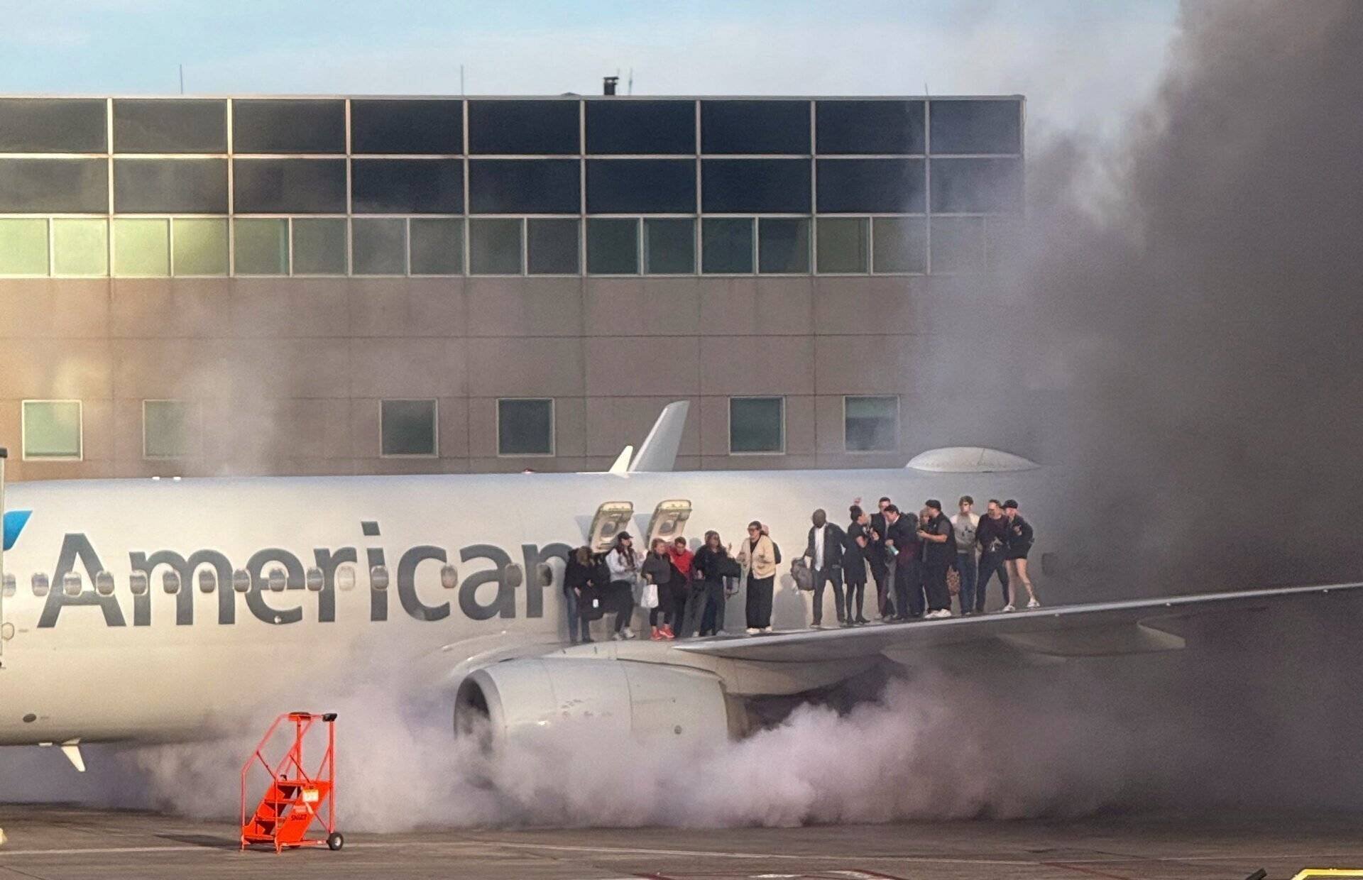 Passagers sur le wing d'un avion American Airlines à l'aéroport de Denver