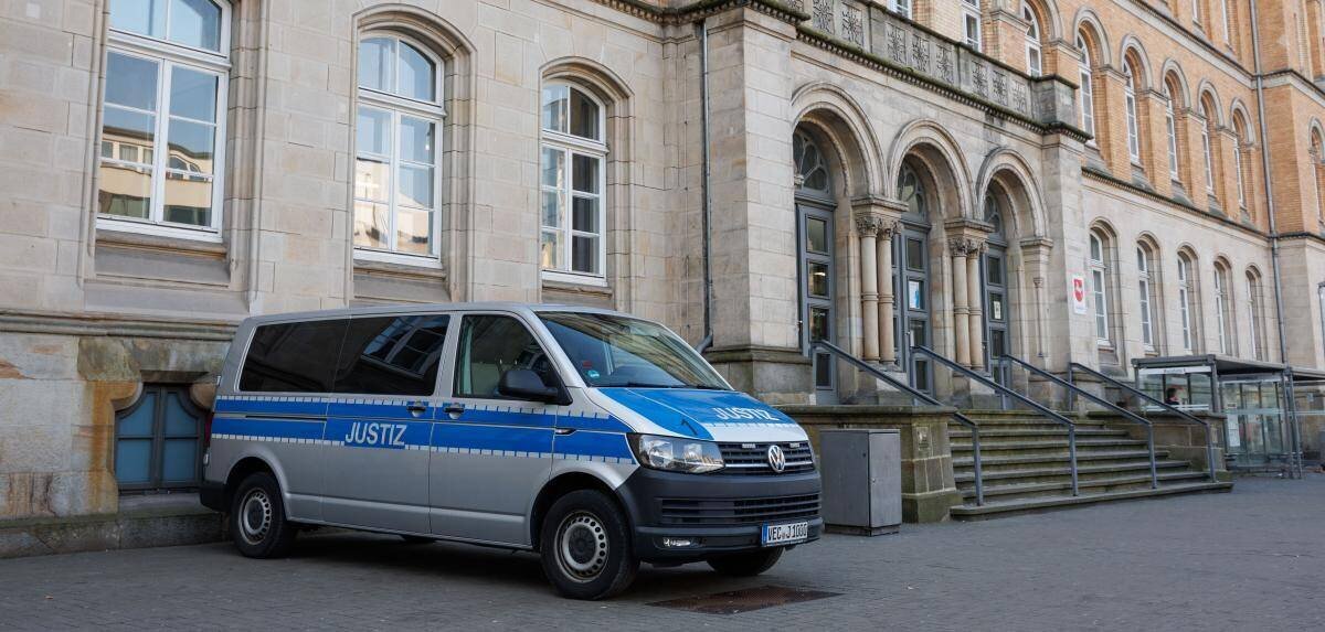 Véhicule de la justice devant le tribunal d'Osnabrück lors d'un procès