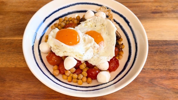 Garbanzos au four servis avec œufs et mozzarella